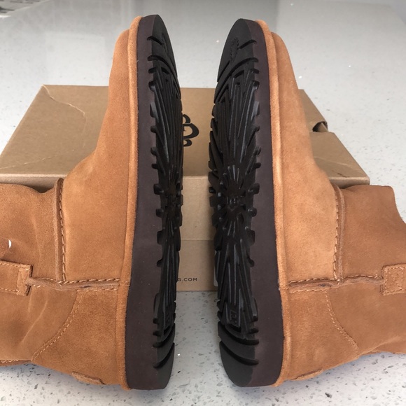 UGG Size 5 - Picture 3 of 7